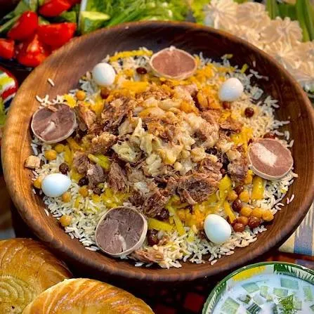 Lagandagi osh: go‘sht, sabzi, no‘xat va bedana tuxumi